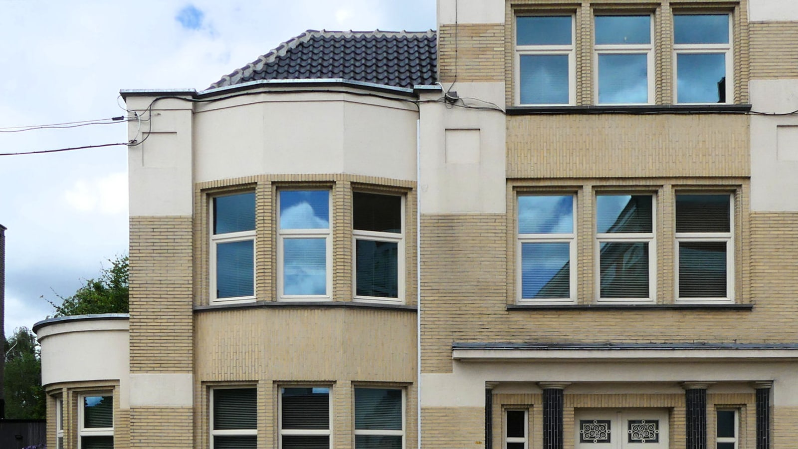 Wiki File:AD 2024 Dendermonde Erfgoed Gentsesteenweg Hoekcomplex Carolus Wikimedia Commons — contextual file photograph