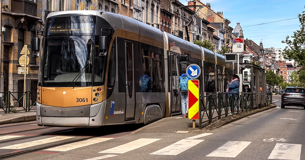 A STIB-MIVB tram or bus stop in Brussels during a morning service disruption